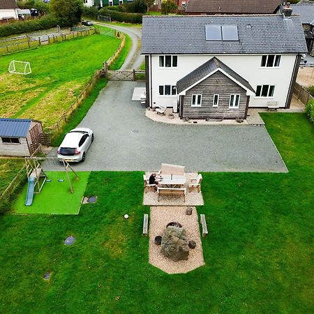 Maen Llwyd Villa Llanyre Exteriör bild