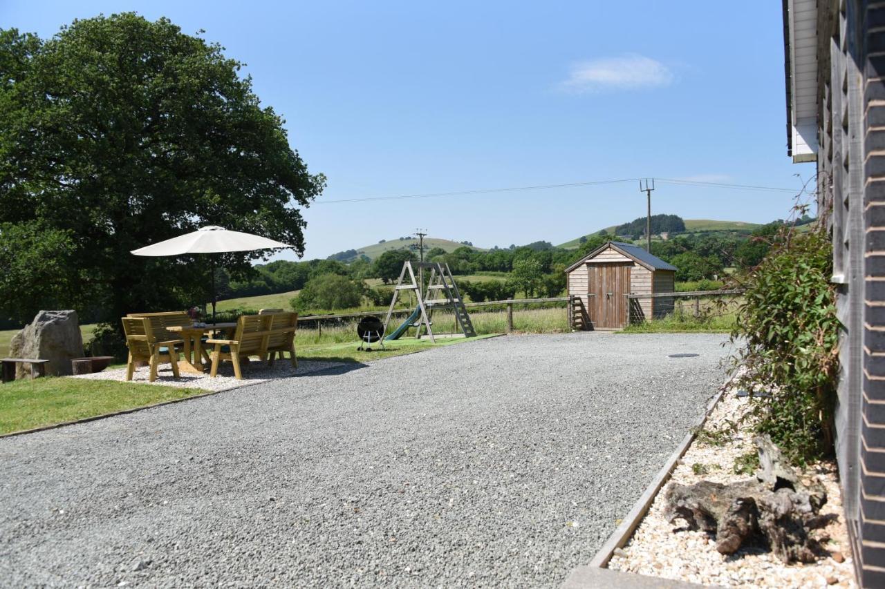 Maen Llwyd Villa Llanyre Exteriör bild