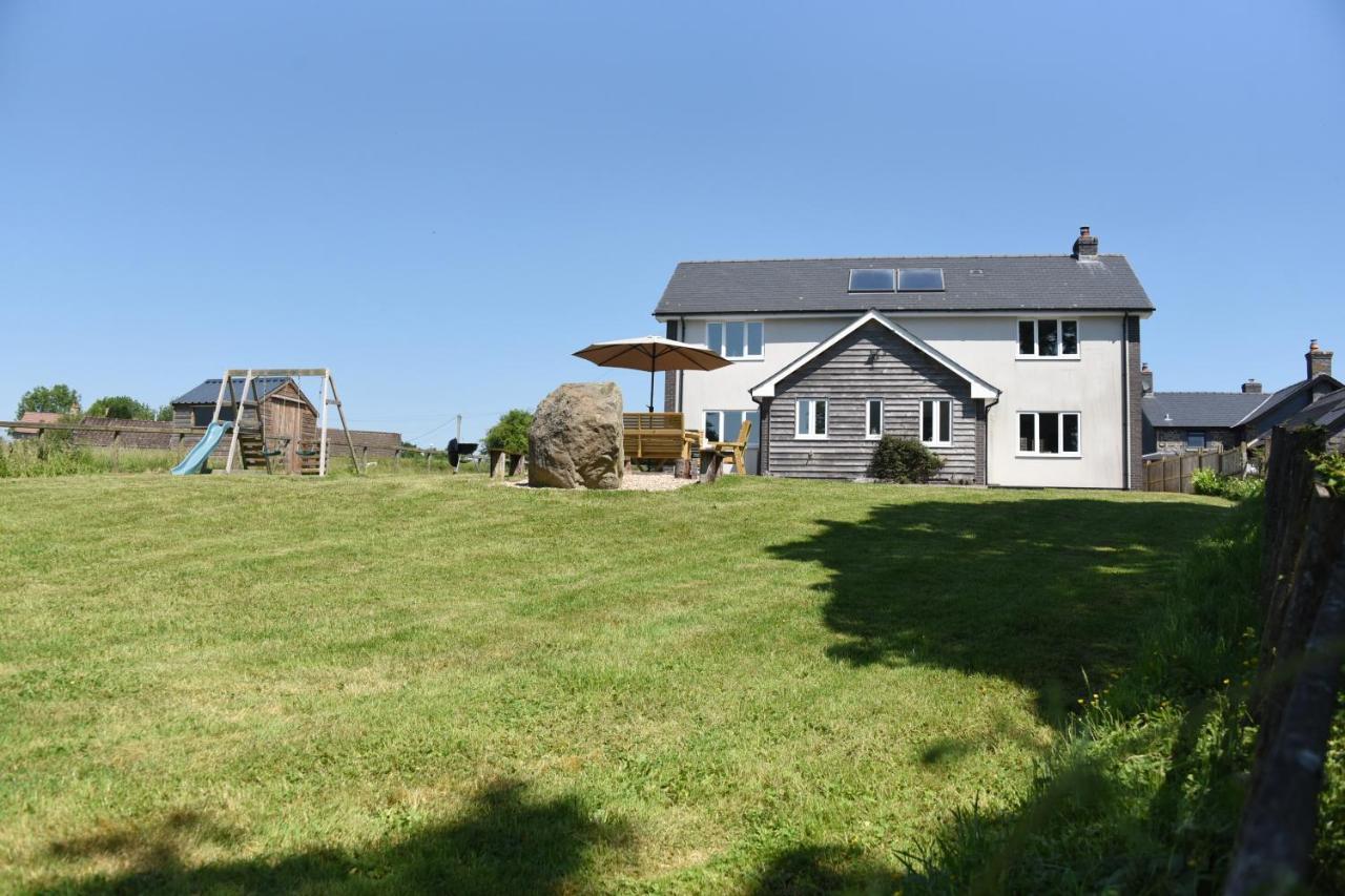 Maen Llwyd Villa Llanyre Exteriör bild